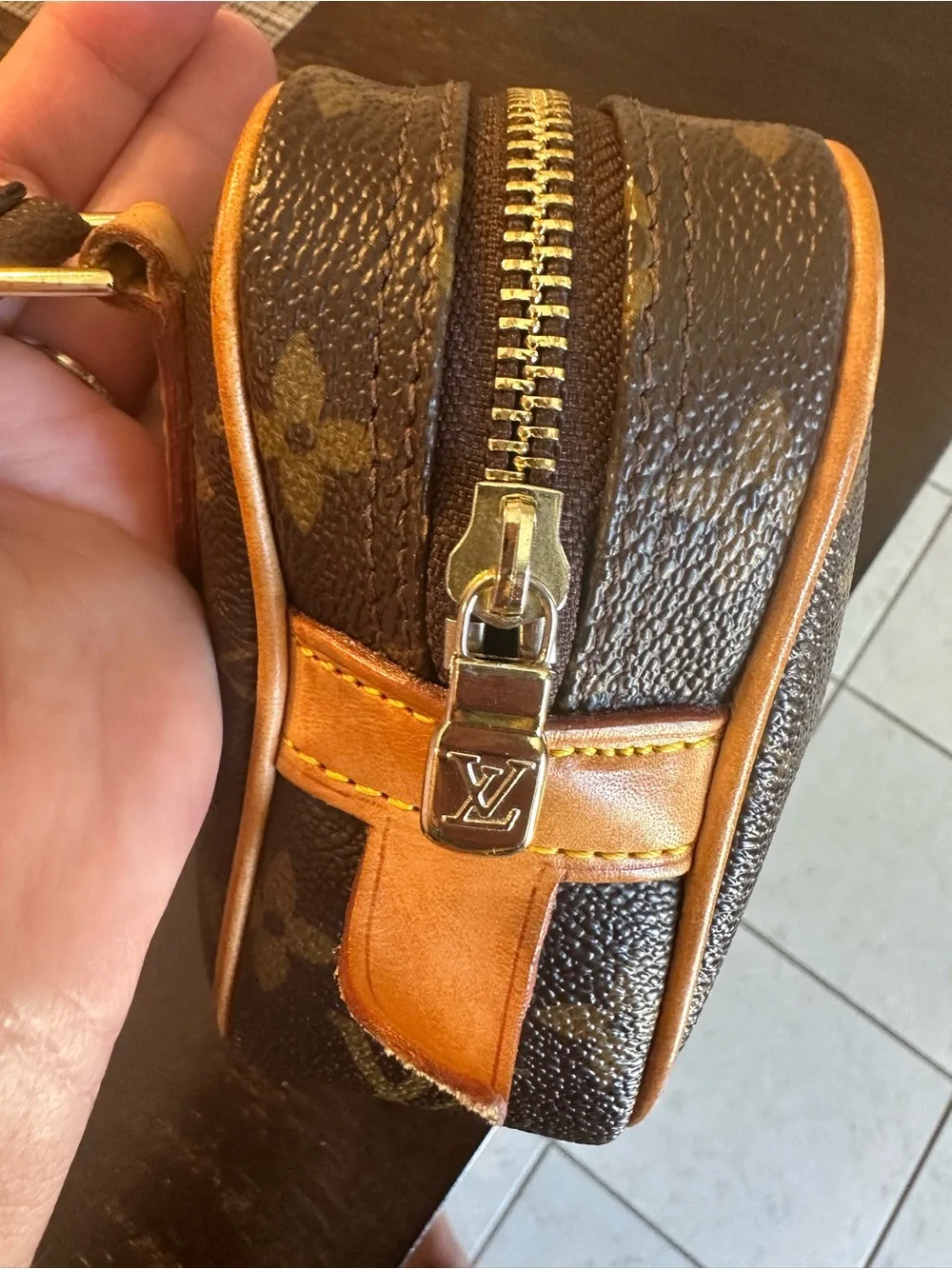 Louis Vuitton authentic Crossbody excellent condition
